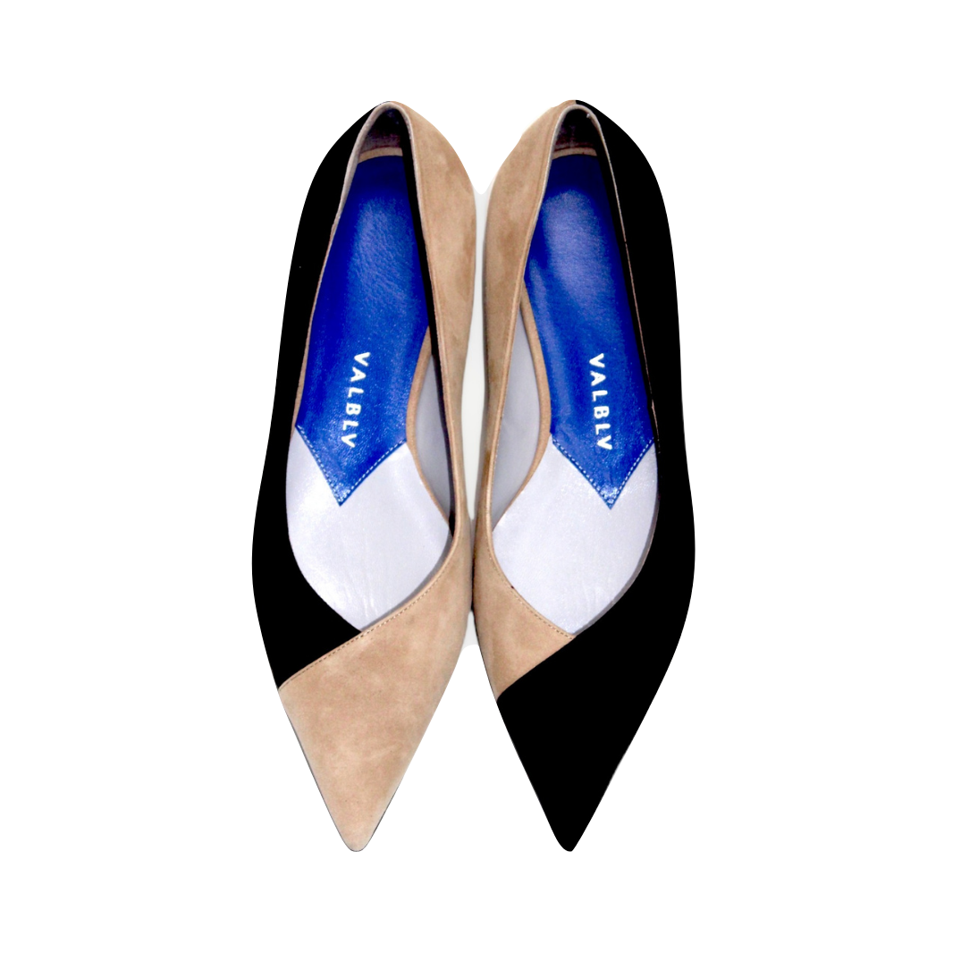 Pointy_toe_ballerina_shoe_in_Suede_color_combination_coal_black_and_sand